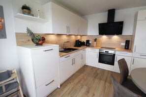 Fridge, oven, stovetop, dishwasher - Küstenglück Tossens - comfort by the sea. Balcony. Close to the beach. (Tossens)