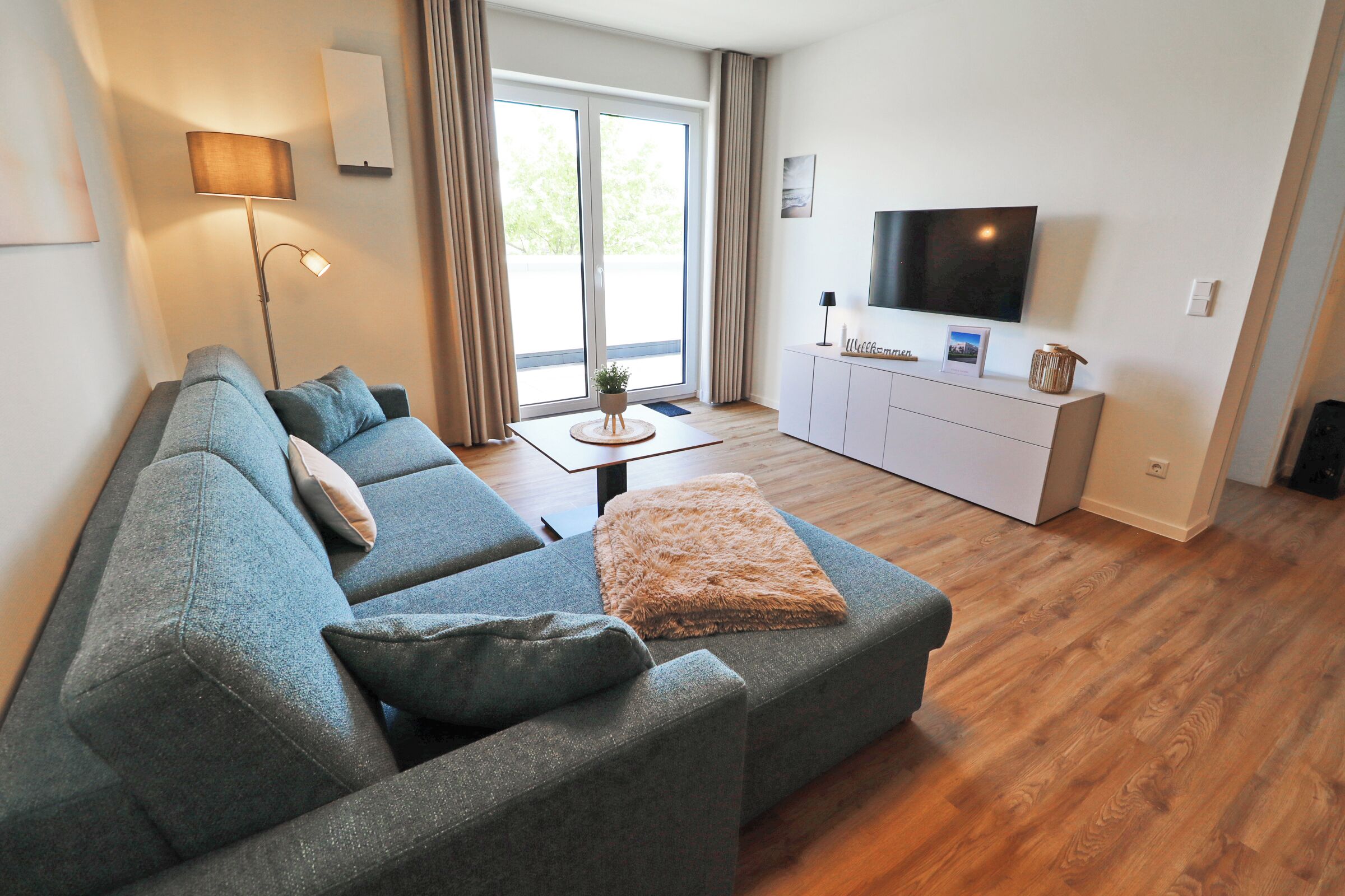 TV, bøker og stereoanlegg