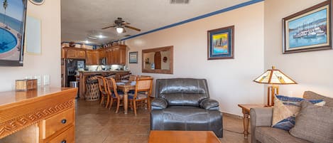 Condo, varias camas, balcón (Casa Blanca CC 405) | Área de sala de estar | Televisión de pantalla plana de 42 pulgadas con canales digitales