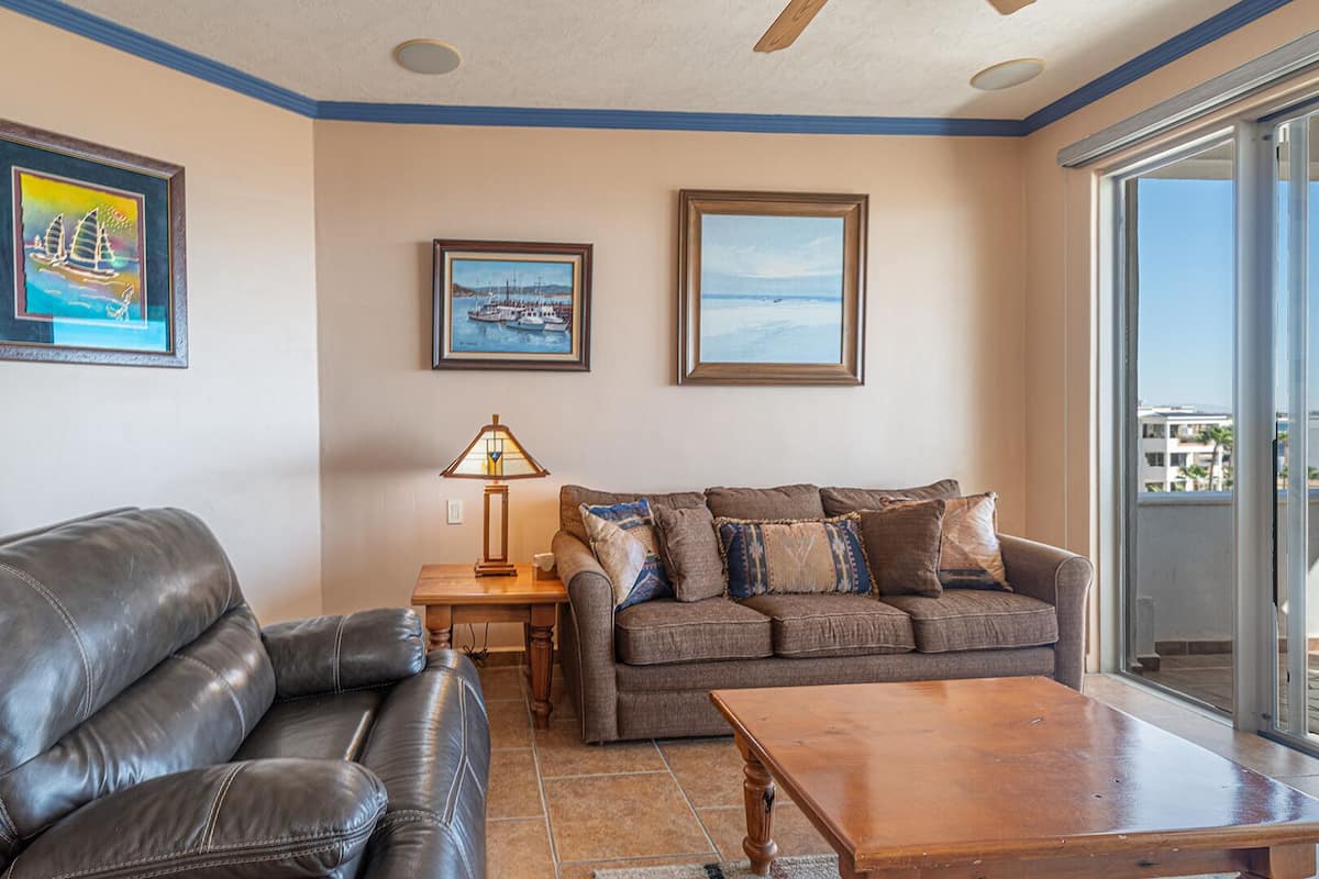 Bloc d'apartaments, diversos llits, balcó (Casa Blanca CC 405) | Sala d'estar | Televisor de pantalla plana de 42 polzades amb canals digitals