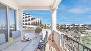 Apartamento, varias camas, balcón (Casa Blanca CC 405) | Restaurante al aire libre