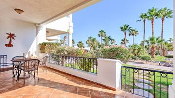 Condo, varias camas, balcón, vista al jardín (Casa Blanca CB 105) | Restaurante al aire libre