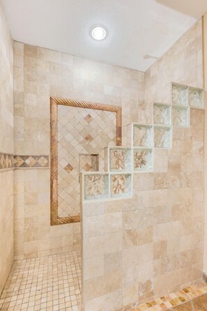 Apartamento, varias camas, balcón, vistas al jardín (Casa Blanca CB 105) | Baño | Artículos de higiene personal gratuitos, toallas y papel higiénico