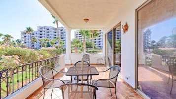 Condo, varias camas, balcón, vista al jardín (Casa Blanca CB 105) | Vista desde la habitación