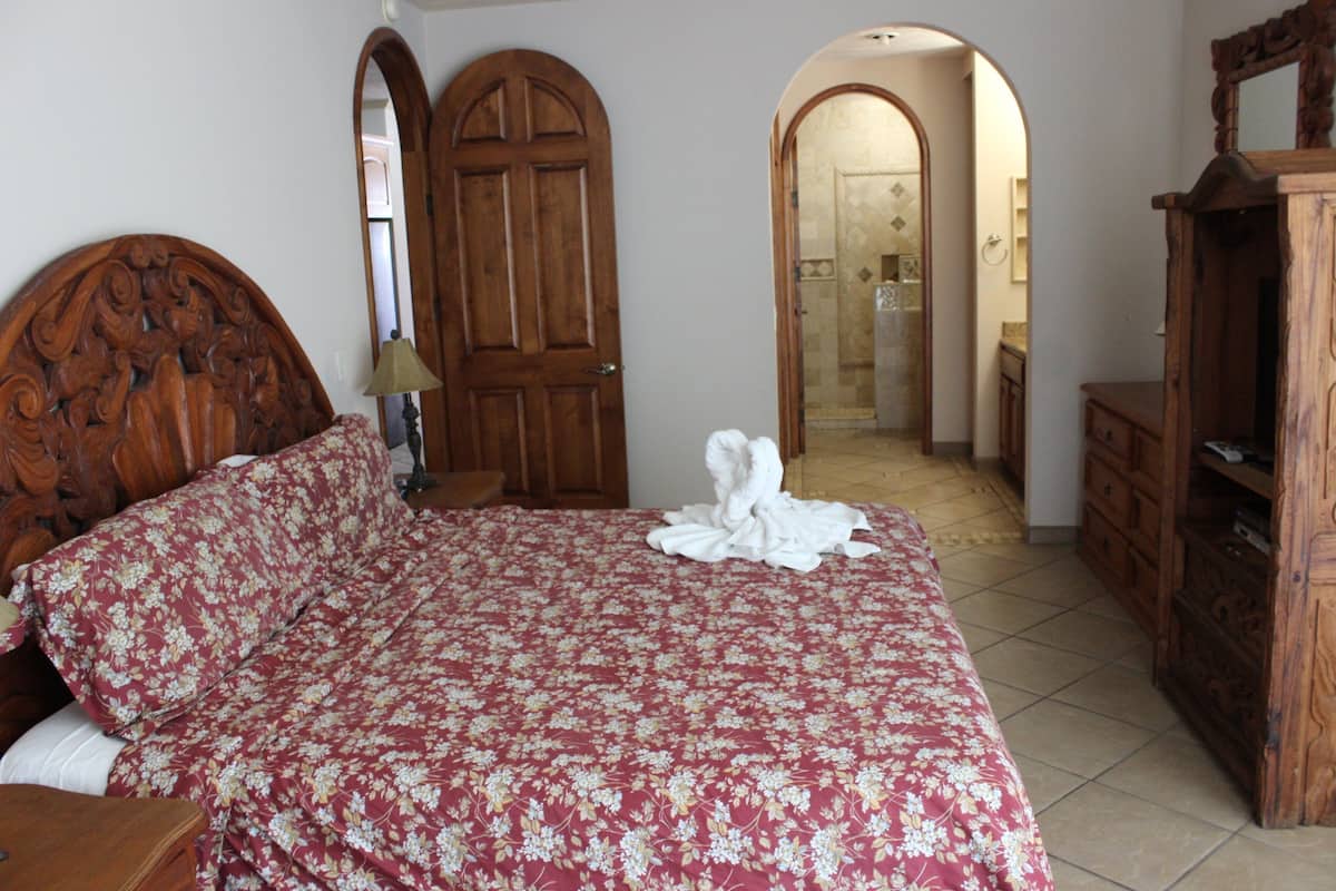 2 bedrooms, individually decorated, individually furnished