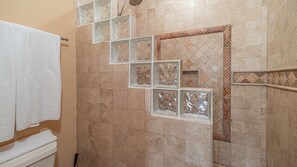 Condo, Multiple Beds, Balcony (Casa Blanca CC 405) | Bathroom | Free toiletries, towels, toilet paper - Casa Blanca (Puerto Peñasco)