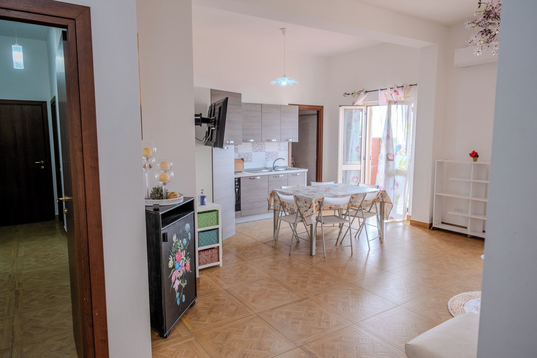 Villa, Terrasse, Strandblick | Wohnbereich | 32-Zoll-Fernseher mit Kabelempfang