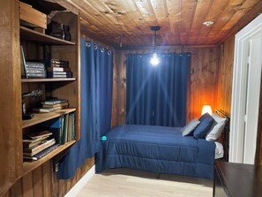 5 bedrooms, iron/ironing board, WiFi, bed sheets