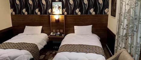 Habitación Deluxe doble, vistas a la ciudad | Sistema de insonorización, tabla de planchar con plancha, wifi gratis