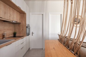 Fridge, oven, stovetop, dishwasher