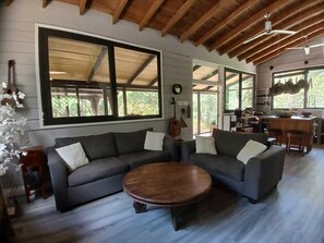 Smart-tv, boeken, een computerscherm en een printer