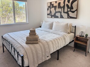 3 bedrooms, desk, iron/ironing board, free WiFi