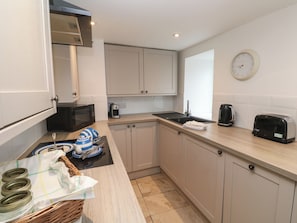 Fridge, microwave, dishwasher, cookware/dishes/utensils - Anneth Lowen (Hayle)