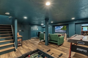 Games room - Charming 2-bedroom Cottage with Game-room and WiFi in Bolton Landing/Lake George (Bolton Landing)