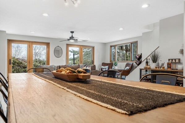 Dining - Charming 2-bedroom Cottage with Game-room and WiFi in Bolton Landing/Lake George (Bolton Landing)