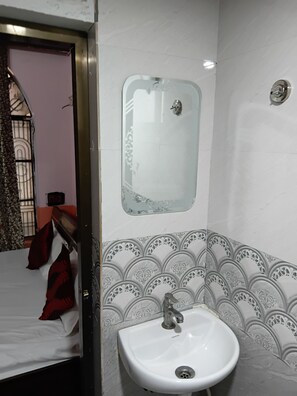 Bathroom - Shristi Home Stay (Varanasi)