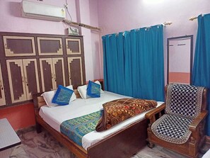 Basic Double Room | Free WiFi - Shristi Home Stay (Varanasi)