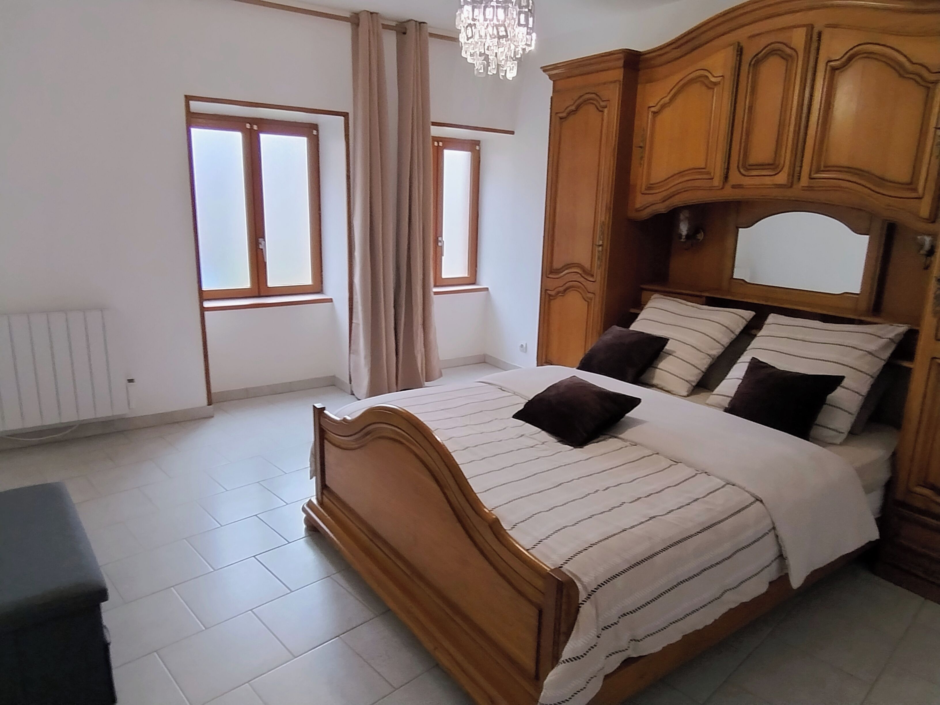 2 chambres, lit parapluie, draps fournis