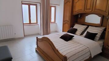 2 chambres, lit parapluie, draps fournis