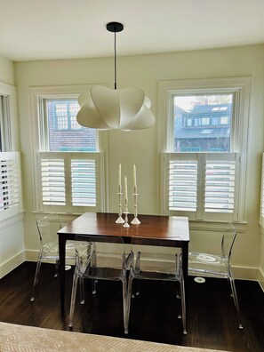 Dining - 2 Bd/Bath Beauty in the Point! Furnished 2025, Westin King Mattress + Dbl/2Twin (Newport)