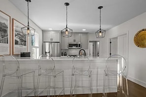Fridge, microwave, oven, stovetop - 2 Bd/Bath Beauty in the Point! Furnished 2025, Westin King Mattress + Dbl/2Twin (Newport)