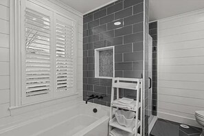 Douche, sèche-cheveux, serviettes fournies, savon