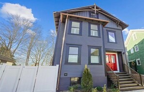 Exterior - 2 Bd/Bath Beauty in the Point! Furnished 2025, Westin King Mattress + Dbl/2Twin (Newport)