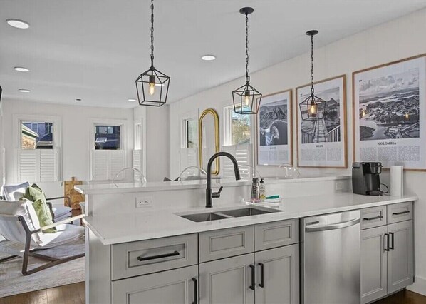 Fridge, microwave, oven, stovetop - 2 Bd/Bath Beauty in the Point! Furnished 2025, Westin King Mattress + Dbl/2Twin (Newport)