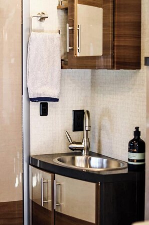 Shower, towels, soap, toilet paper - Navi- HUGE yard- MEGA playset- CUTE RV (Willmar)