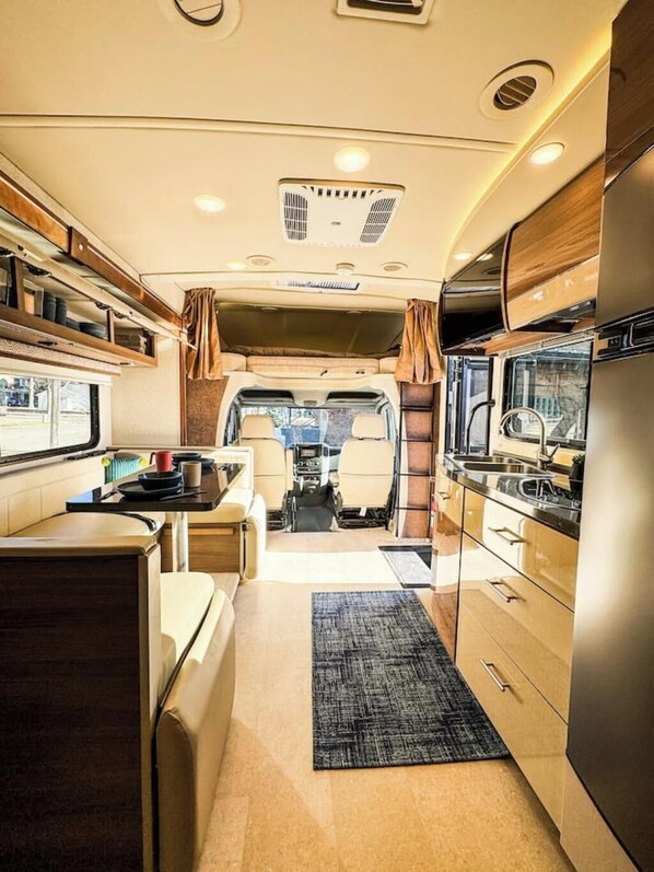 Private kitchen - Navi- HUGE yard- MEGA playset- CUTE RV (Willmar)