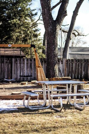 Outdoor dining - Navi- HUGE yard- MEGA playset- CUTE RV (Willmar)