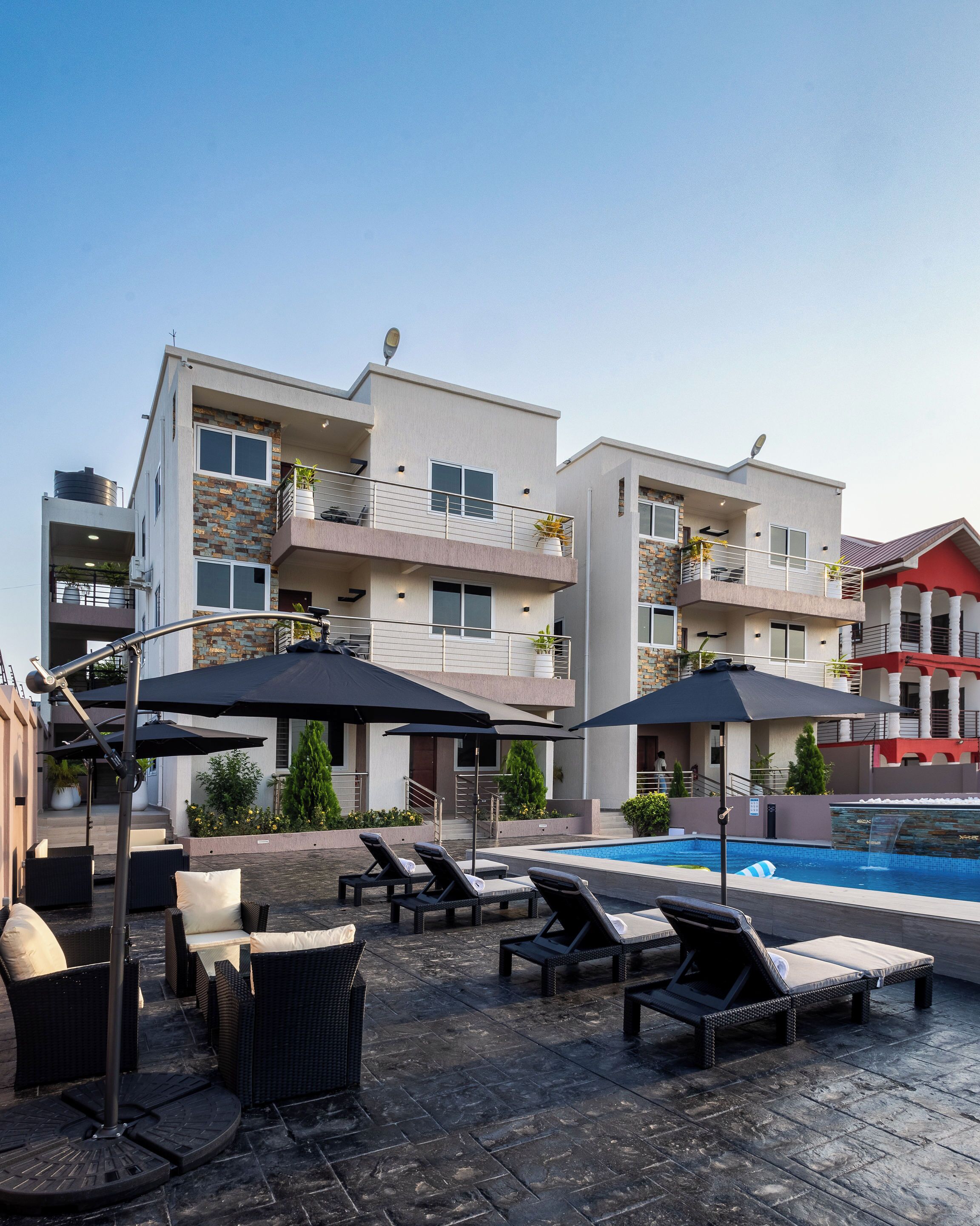 Een modern hotel met een zwembad, terras en uitzicht op het exterieur.