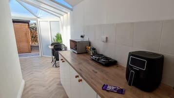 Apartment | Dapur peribadi | Peti sejuk, ketuhar gelombang mikro, dapur, cerek elektrik