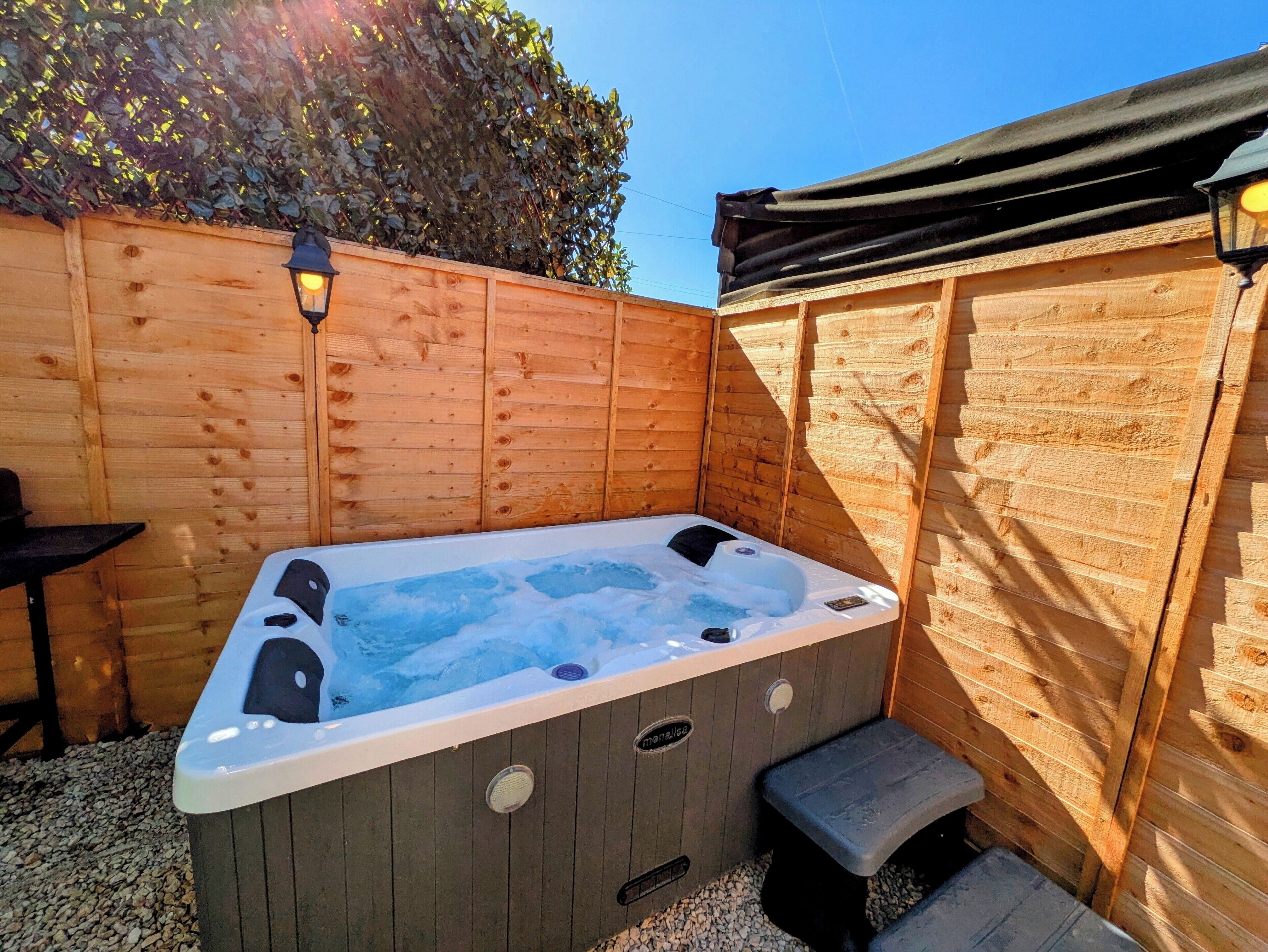 Apartment | Outdoor spa tub