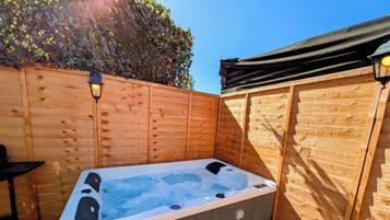 Apartment | Outdoor spa tub