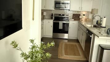 Micro-ondes, four, plaque de cuisson, lave-vaisselle