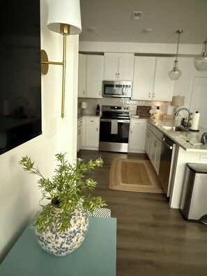 Micro-ondes, four, plaque de cuisson, lave-vaisselle