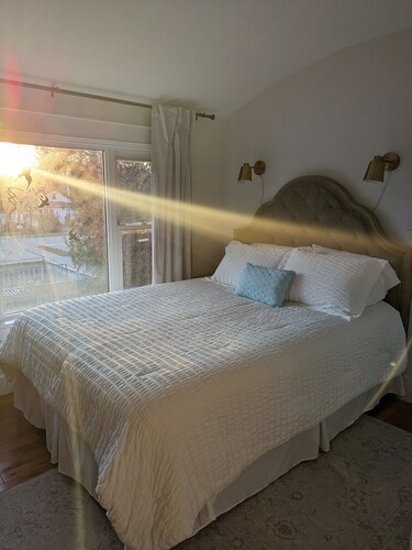 Cozy retreat home in Guelph. Pet-friendly!