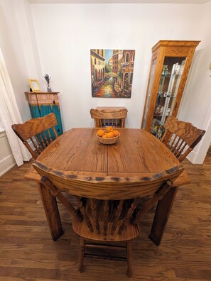Dining - Cozy retreat home in Guelph. Pet-friendly! (Guelph)