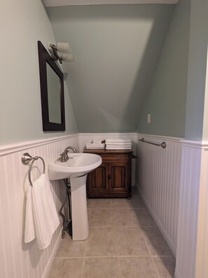 Hair dryer, towels, soap, toilet paper - Cozy retreat home in Guelph. Pet-friendly! (Guelph)