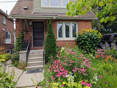 Cozy retreat home in Guelph. Pet-friendly!