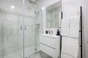 Standard Studio, 1 Double Bed, Non Smoking, Balcony | Bathroom