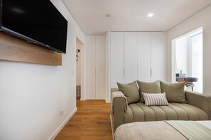 Standard Studio, 1 Double Bed, Non Smoking, Balcony | Living area | 32-inch flat-screen TV with satellite channels - Matosinhos Seaside Prime Studio (Matosinhos)
