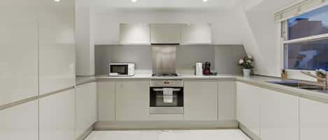 Refrigerador, microondas, horno, placa de cocina