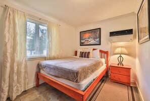 6 bedrooms, desk, iron/ironing board, WiFi - 6BR/7bath Luxury home Hot Tub in Hunter Catskills (Hunter)