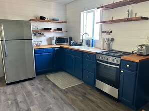 Een microgolfoven, een oven, een kookplaat