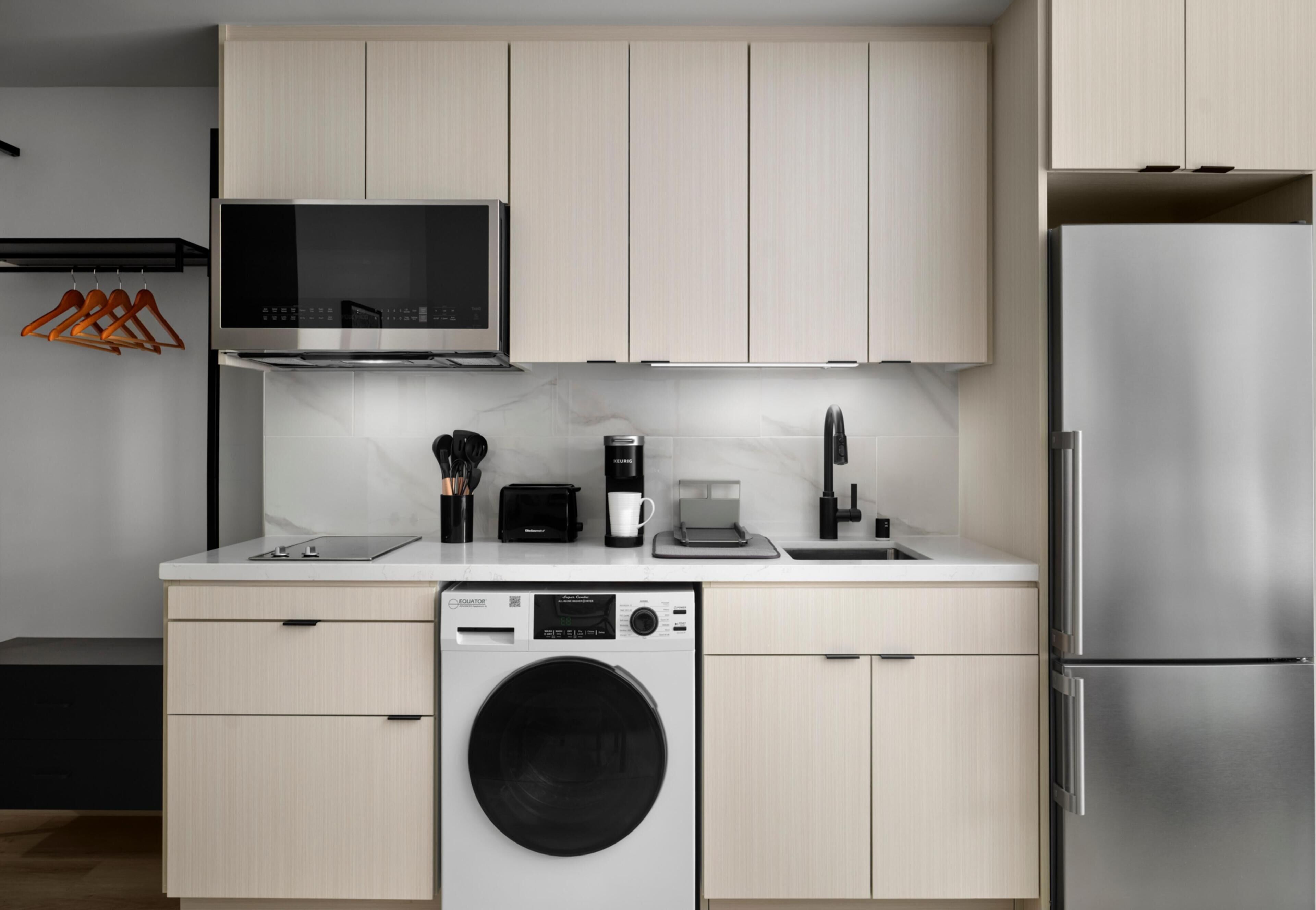 Refrigerador con freezer, microondas, placa de cocina, cafetera/tetera