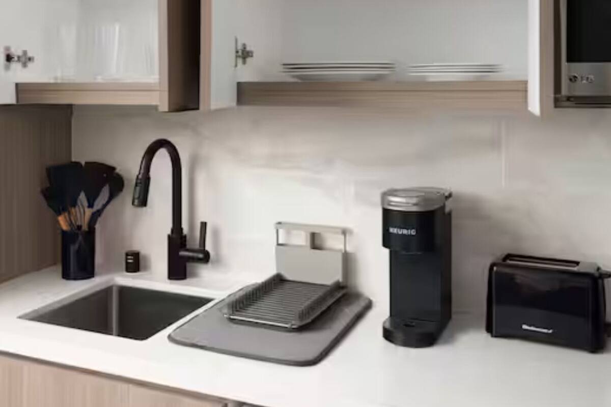 Eget kjøkken | Kaffetrakter/tekoker, kjøleskap, mikrobølgeovn og kokeplater