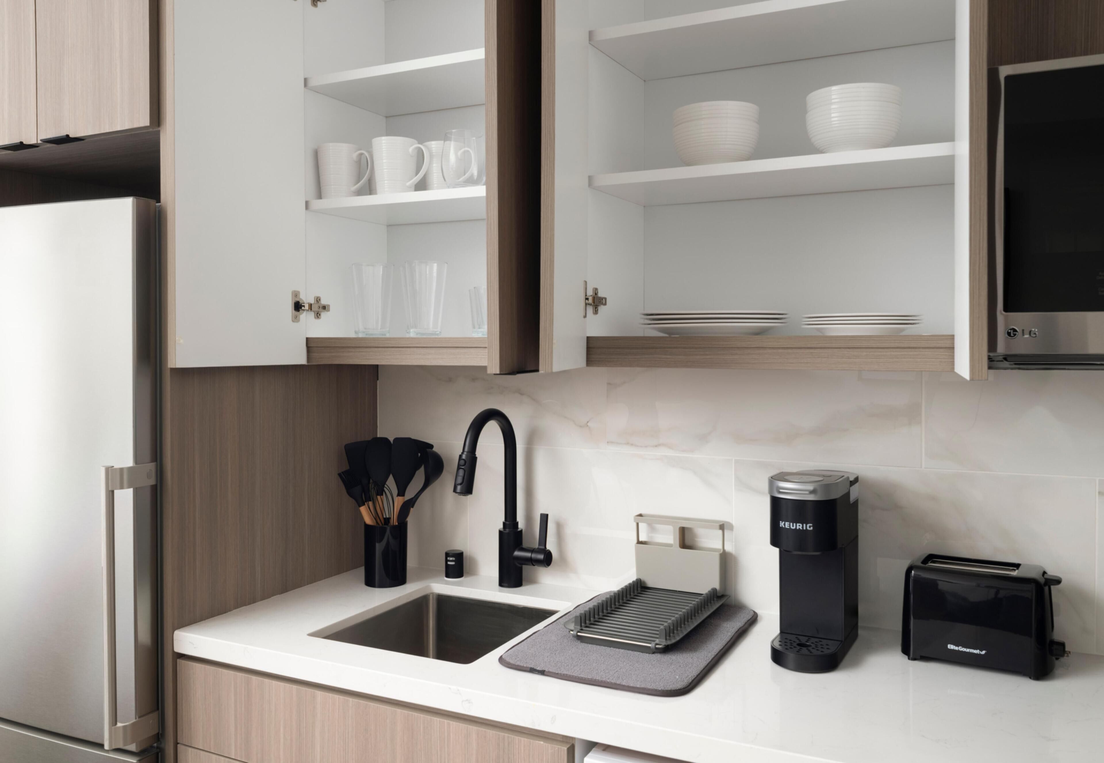 Una cucina moderna con un lavello doppio, una macchina da caffè e un tostapane.