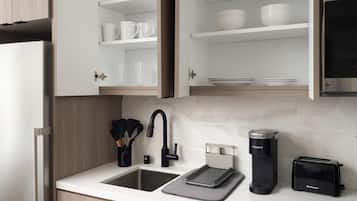 Una cucina moderna con un lavello doppio, una macchina da caffè e un tostapane.